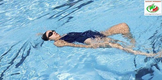 Bơi ngửa có thể đốt cháy 250 calo trong 30 phút
